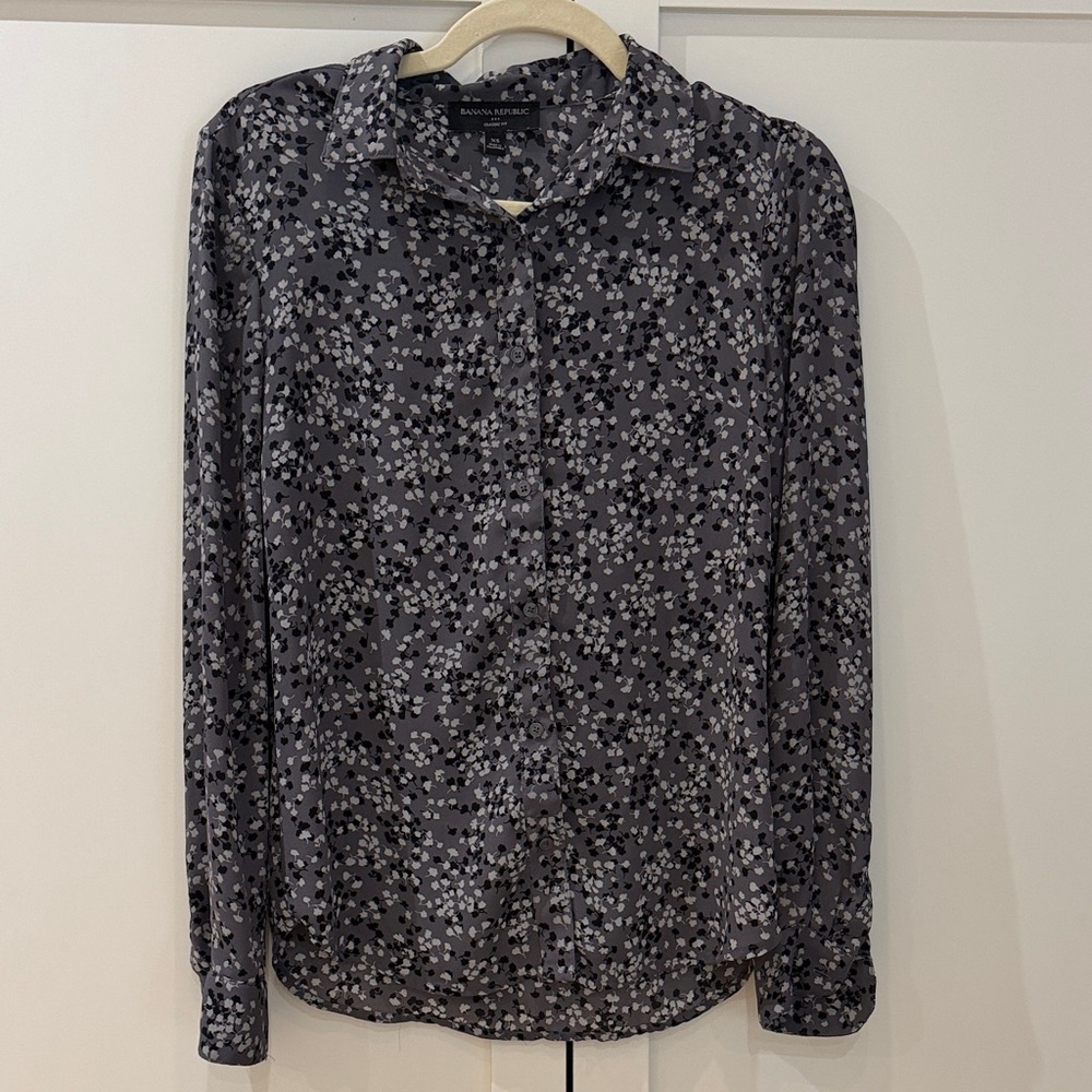 3/$15 ELIGIBLE - Banana Republic Classic Fit Floral Button Down Blouse Gray XS